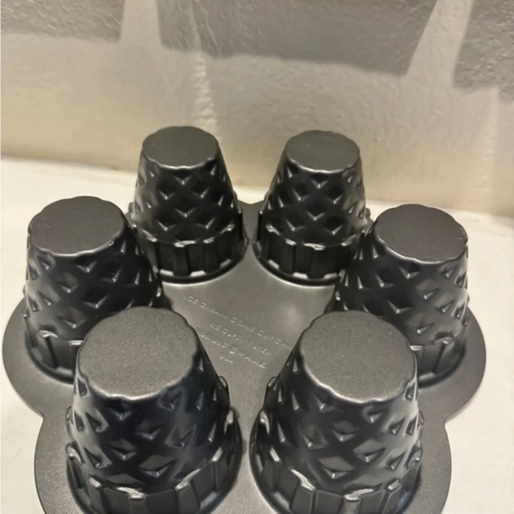 Nordic Ware Ice‎ Cream Cone Cupcake Pan EUC